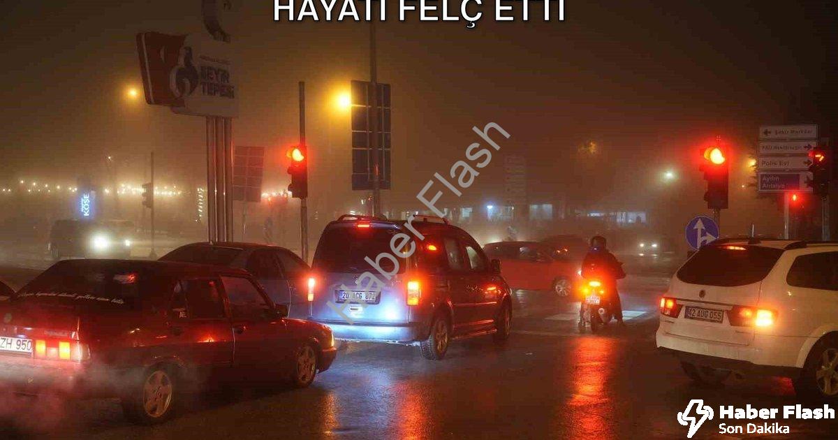 "Denizli'de Göz Gözü Görmüyor: Yoğun Sis Hayatı Felç Etti" başlıklı haber için fotorealistik, profes